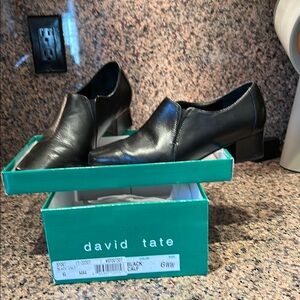 David Tate Black Leather Women’s  Shoetie/Loafers with 1-1/2” heel. Size 6 WW